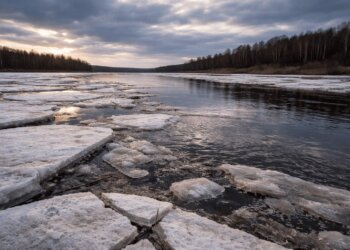 Специалисты назвали самые опасные водоёмы НСО этой весной