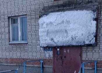 «Теперь страшно выходить из подъезда»: в Искитиме рухнул козырек над входом в пятиэтажку