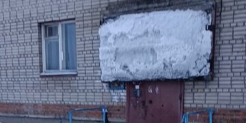 «Теперь страшно выходить из подъезда»: в Искитиме рухнул козырек над входом в пятиэтажку