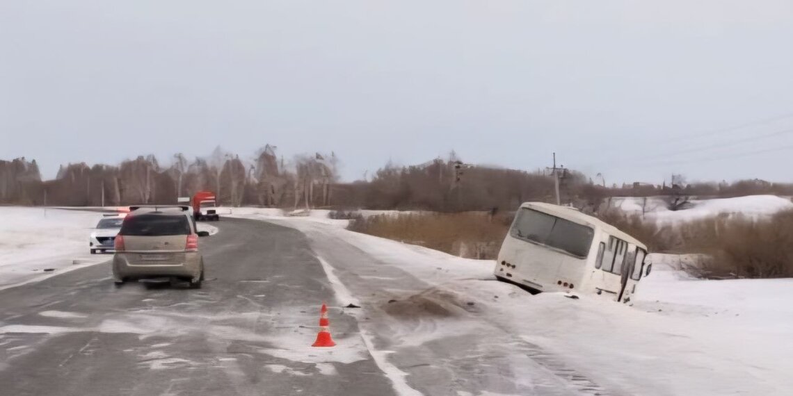 В Краснозёрском районе с дороги слетел пассажирский автобус