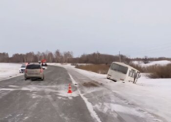 В Краснозёрском районе с дороги слетел пассажирский автобус