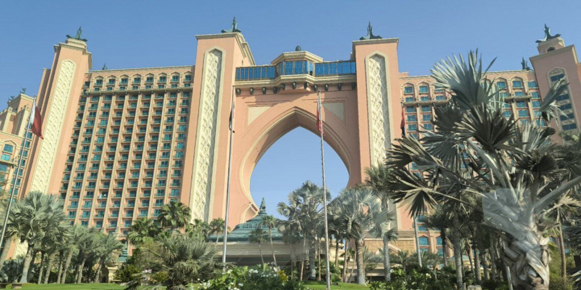 Цены на авиаперелёты из Дубая выросли до 130 тысяч