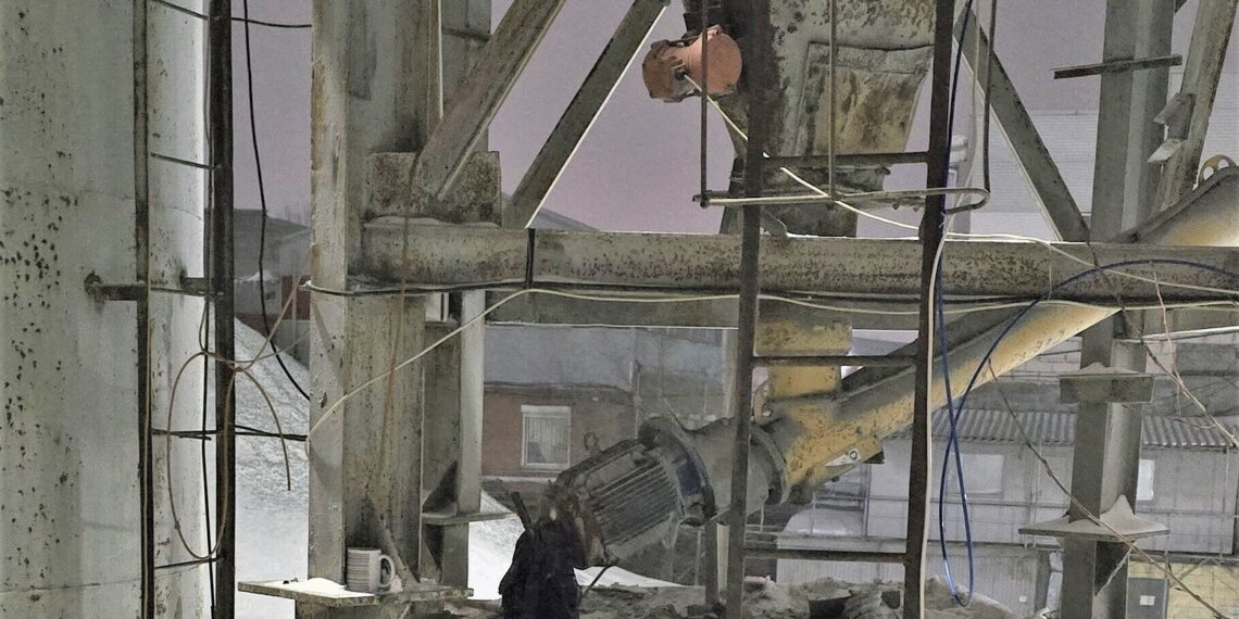 Тяжелая травма на производстве: рабочий пострадал на заводе «Сибирский бетон» в Новосибирске