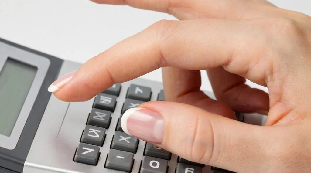 В НСО будут судить бухгалтера, завышавшую себе зарплату