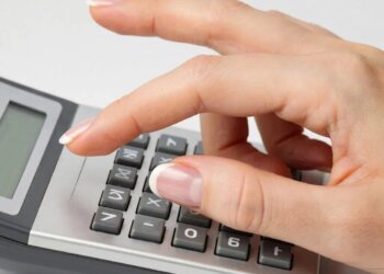 В НСО будут судить бухгалтера, завышавшую себе зарплату