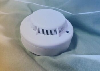 Автономный пожарный извещатель спас двух человек и их дом в НСО