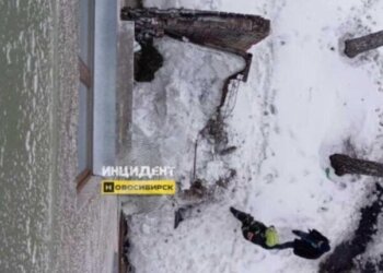 Козырёк жилого дома на Планировочной рухнул в Новосибирске