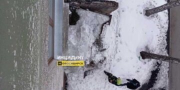 Козырёк жилого дома на Планировочной рухнул в Новосибирске
