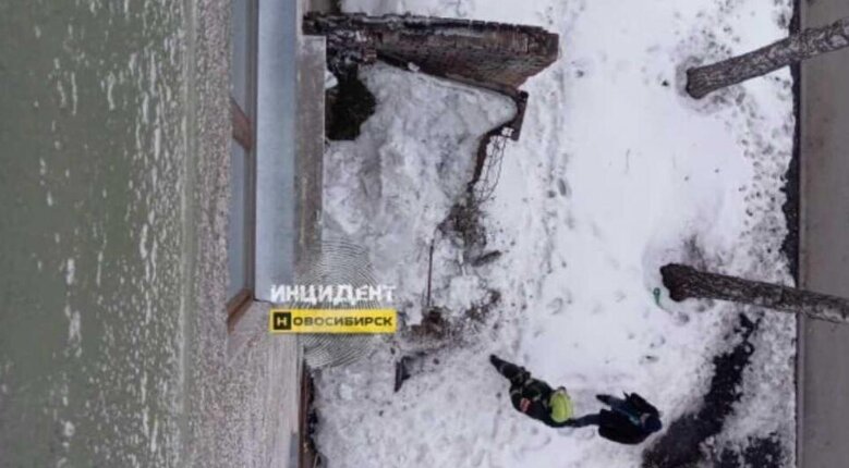 Козырёк жилого дома на Планировочной рухнул в Новосибирске