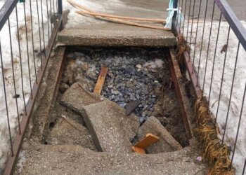 В Заельцовском районе рухнул пролёт лестницы между жилым домом и детским садом