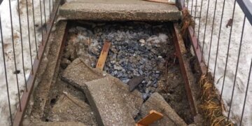 В Заельцовском районе рухнул пролёт лестницы между жилым домом и детским садом