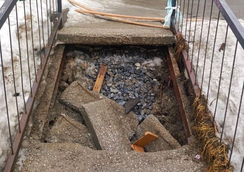 В Заельцовском районе рухнул пролёт лестницы между жилым домом и детским садом