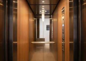 «Шесть этажей падения»: происшествие в Красноярске только чудом не закончилось трагедией