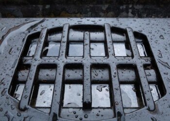 Весна идёт: в Новосибирске начали открывать ливневые дождеприёмники на главных магистралях города