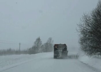 Семь километров по сугробам: искитимский фельдшер на снегоходе прорвался через метель к больному ребенку