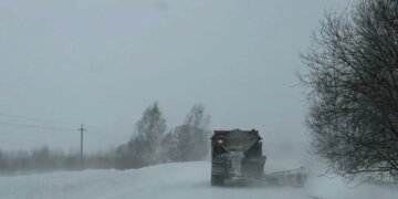 Семь километров по сугробам: искитимский фельдшер на снегоходе прорвался через метель к больному ребенку