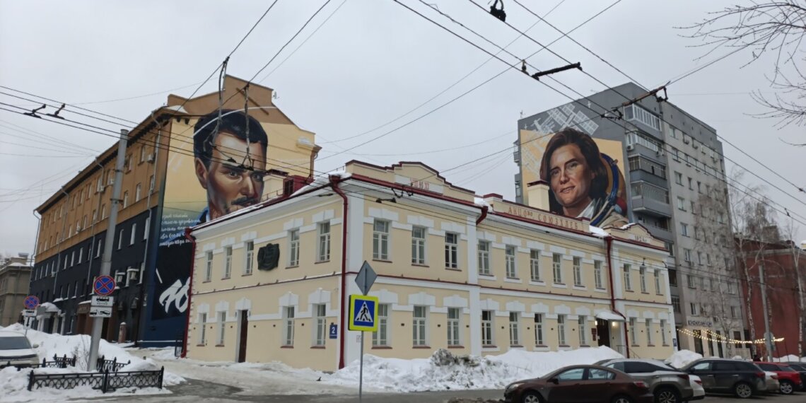 «Юбилей события века»: новосибирцев приглашают на выставку «Космос всегда мечта»