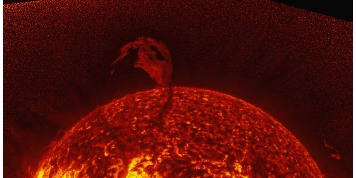 На Солнце зафиксировали гигантский протуберанец размером в миллион километров