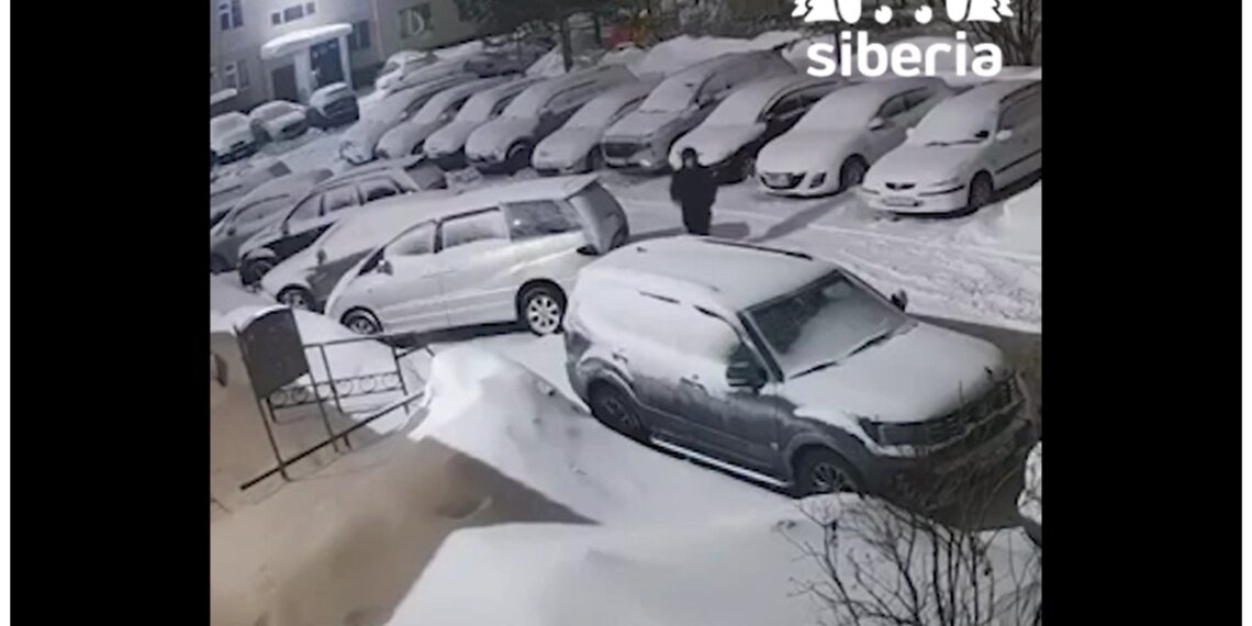 На «Родниках» разыскивают мужчину, разбившего стёкла у припаркованных машин