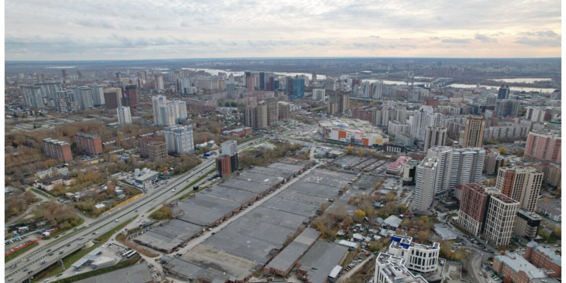 Уродующие центр города гаражи за «Аурой» снесут через два года