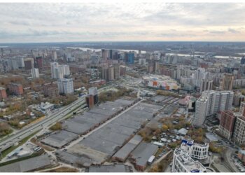 Уродующие центр города гаражи за «Аурой» снесут через два года