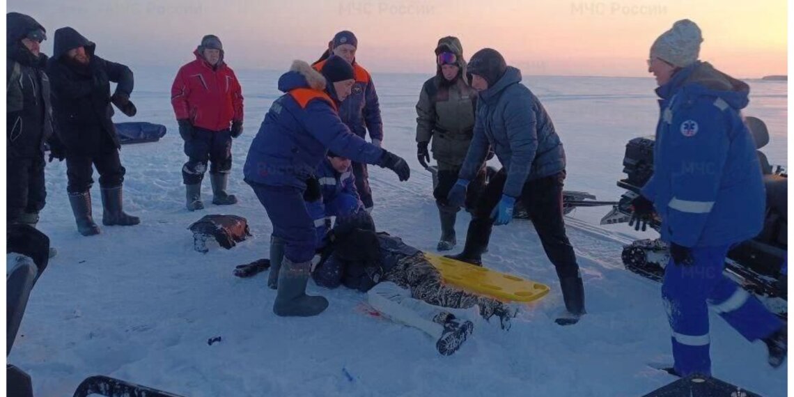 Спасатели эвакуировали пострадавших на льду Обского моря рыбаков