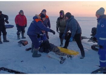 Спасатели эвакуировали пострадавших на льду Обского моря рыбаков
