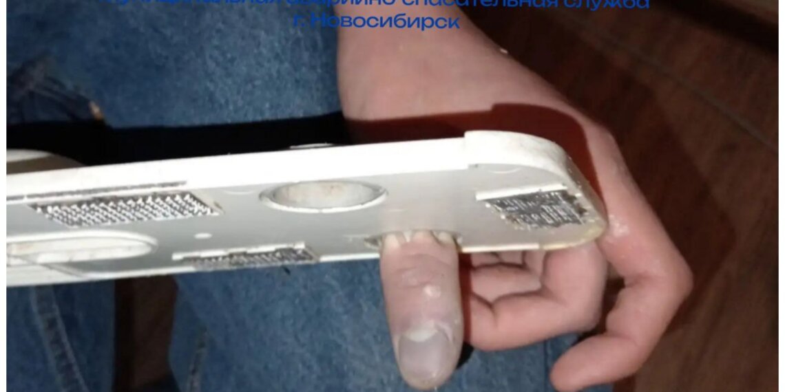 Новосибирские спасатели освободили палец подростка из швабры