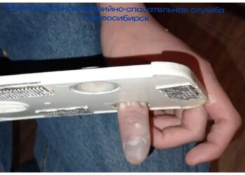 Новосибирские спасатели освободили палец подростка из швабры