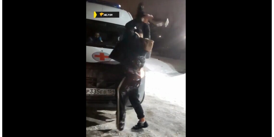 Житель Искитима напал на скорую и разбил лобовое протезом ноги