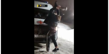 Житель Искитима напал на скорую и разбил лобовое протезом ноги