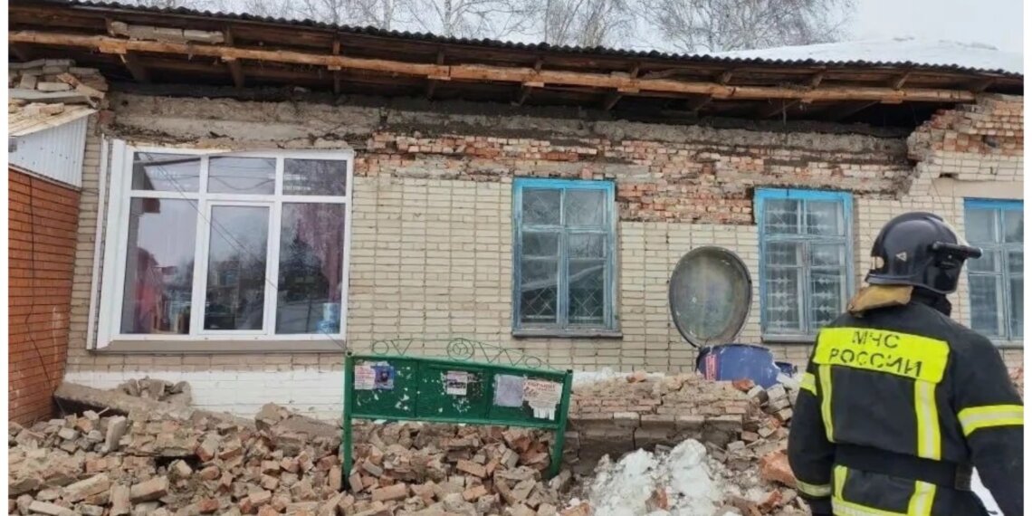 В посёлке под Новосибирском за день обрушились крыши дома и магазина