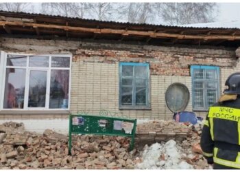 В посёлке под Новосибирском за день обрушились крыши дома и магазина