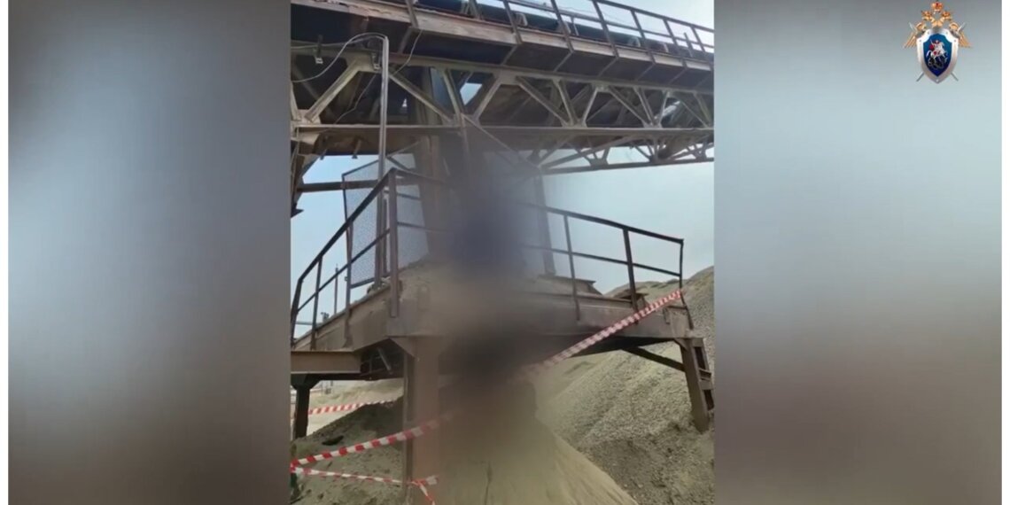 Рабочего из Красноярского края затянуло в барабан конвейера: мужчина скончался