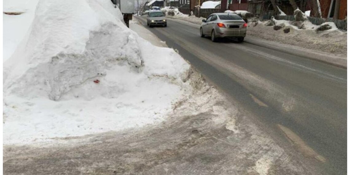 Новосибирская «дорога смерти» снова в деле — пешеходы идут прямо по дороге