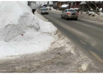 Новосибирская «дорога смерти» снова в деле — пешеходы идут прямо по дороге