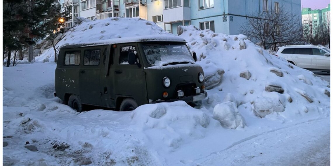 Новосибирск завалило снегом: город вышел в лидеры по высоте сугробов
