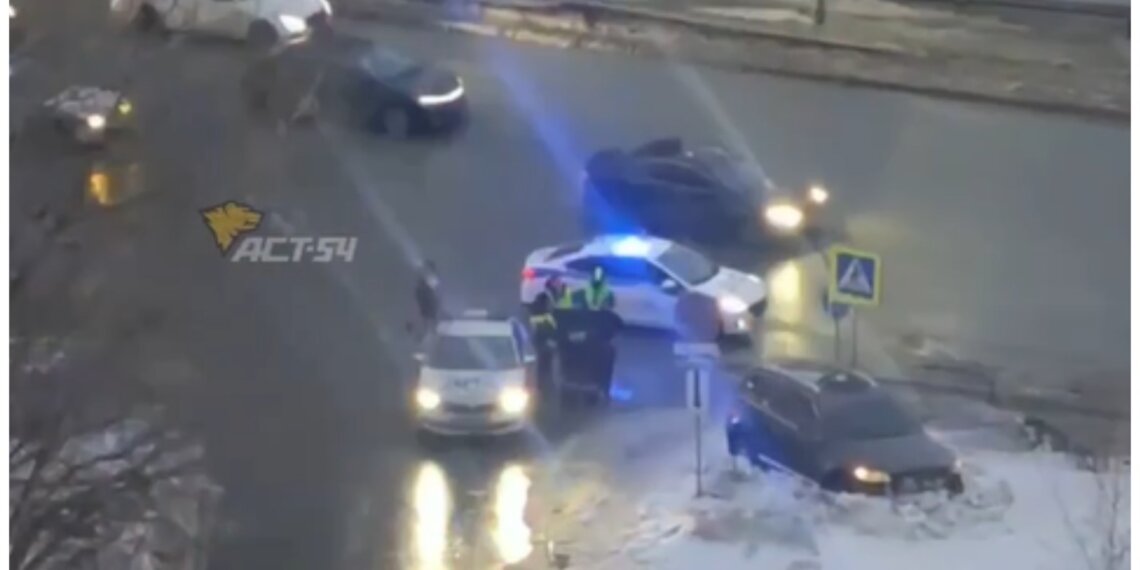 В Новосибирске водитель кроссовера влетел в сугроб — и его тут же задержали