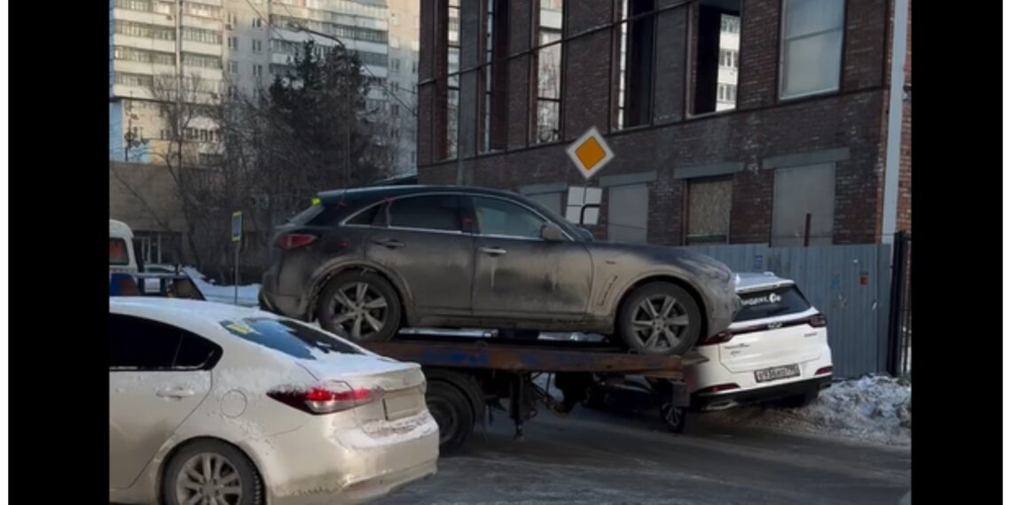 Эвакуатор устроил ДТП в центре Новосибирска — пострадала уже «арестованная» машина