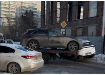 Эвакуатор устроил ДТП в центре Новосибирска — пострадала уже «арестованная» машина