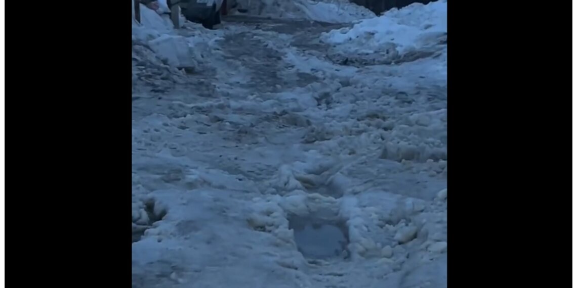 Жители Октябрьского района Новосибирска не могут проехать домой из-за снежных завалов в частном секторе (видео)