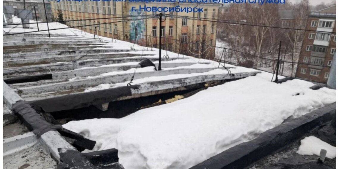 Крыши не выдерживают: в Новосибирске за день рухнули два дома
