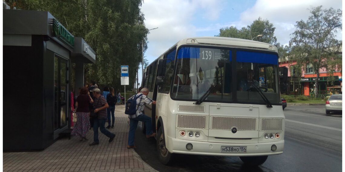 Автобусы пустили в объезд: на Оловозаводской провалился асфальт