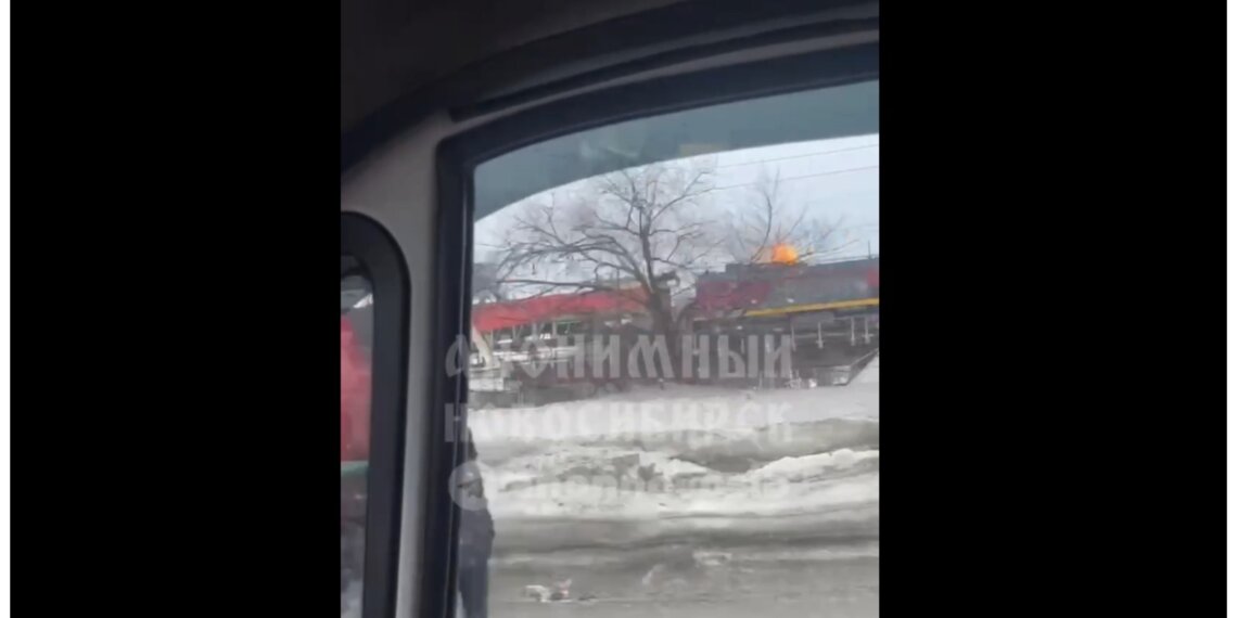 «Едет и горит»: в Новосибирске заметили поезд с пламенем