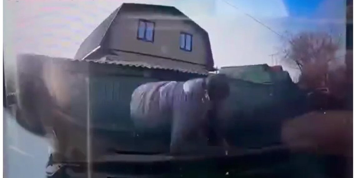 Омский водитель на скорости сбил двух девочек на тротуаре (видео)