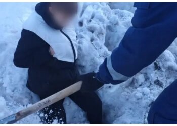 Прыгнул в сугроб и намертво застрял: искитимского школьника откапывали спасатели