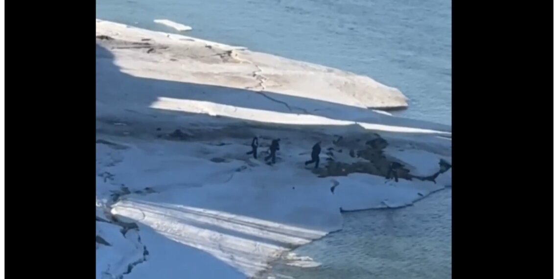 Подростки снова вышли на лёд у Ясного берега — спасатели не успели их перехватить