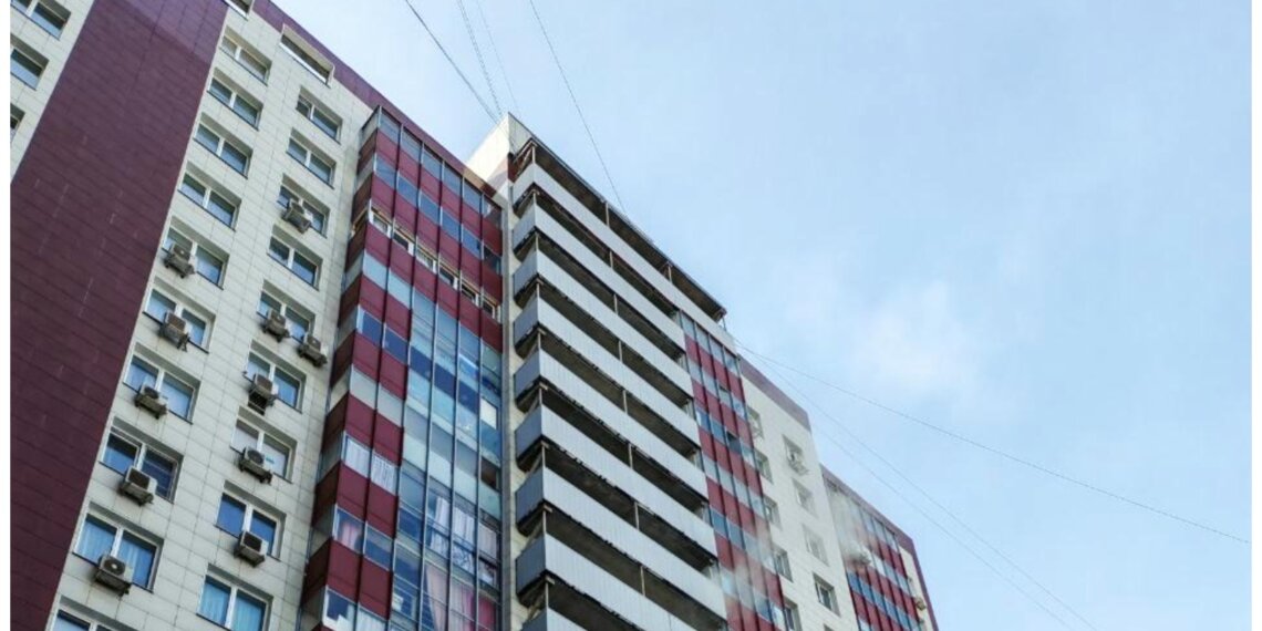 Пожарные с трудом добрались до горящей квартиры — проезд во двор был заблокирован