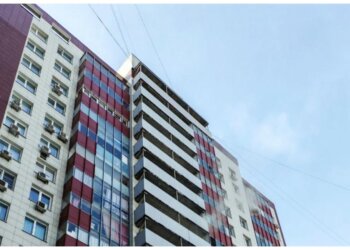 Пожарные с трудом добрались до горящей квартиры — проезд во двор был заблокирован