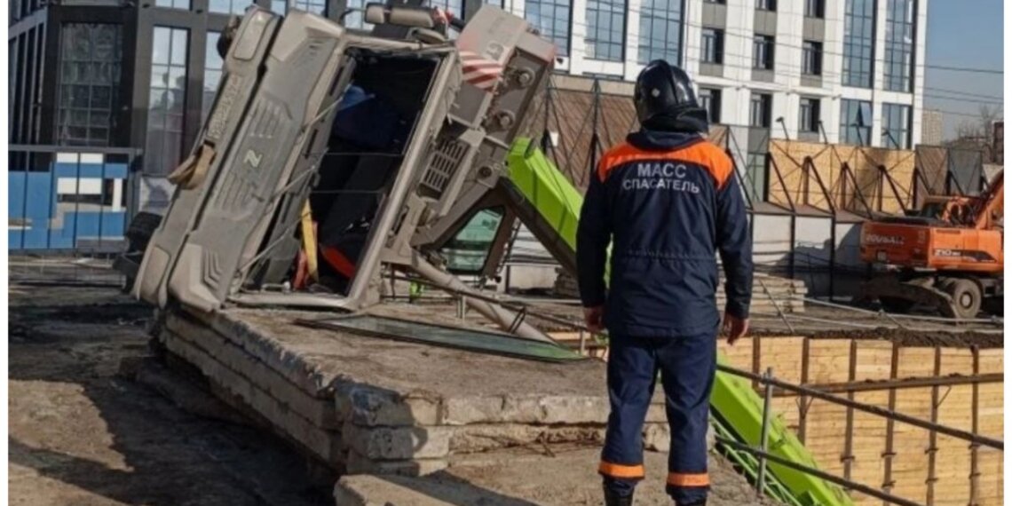 Автокран рухнул на стройке на Фрунзе — обошлось без пострадавших